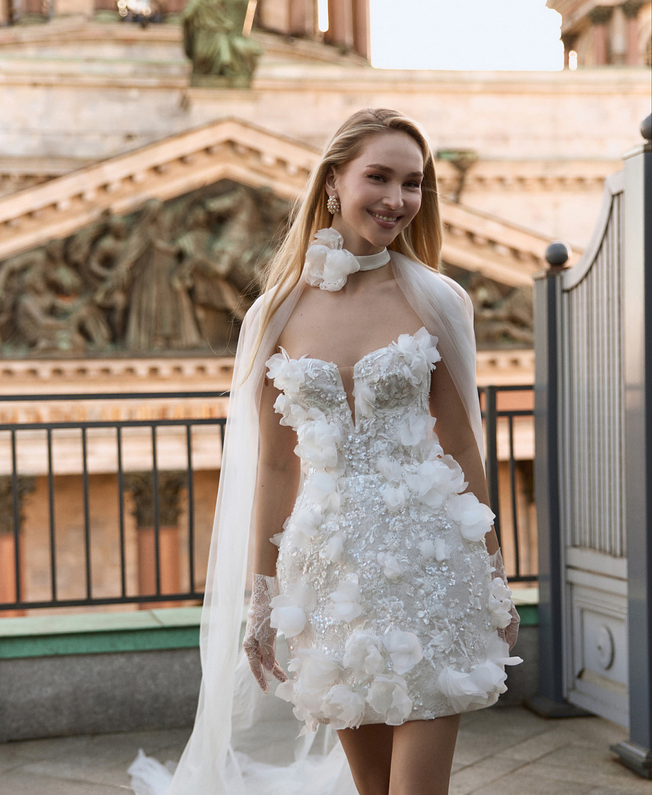 Короткое свадебное платье с декором из объемных цветов  фото