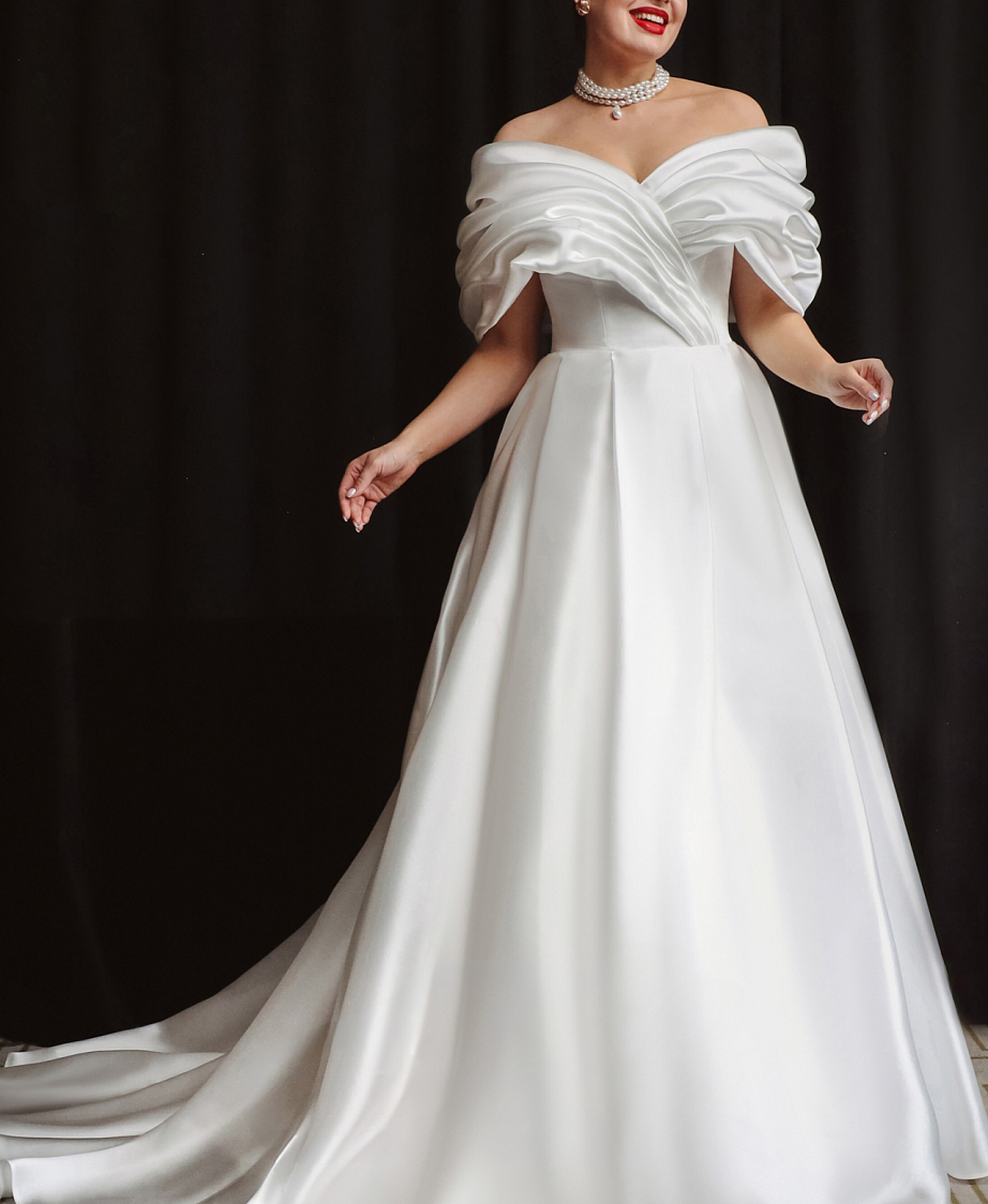Белое свадебное платье со спущенными плечиками фото