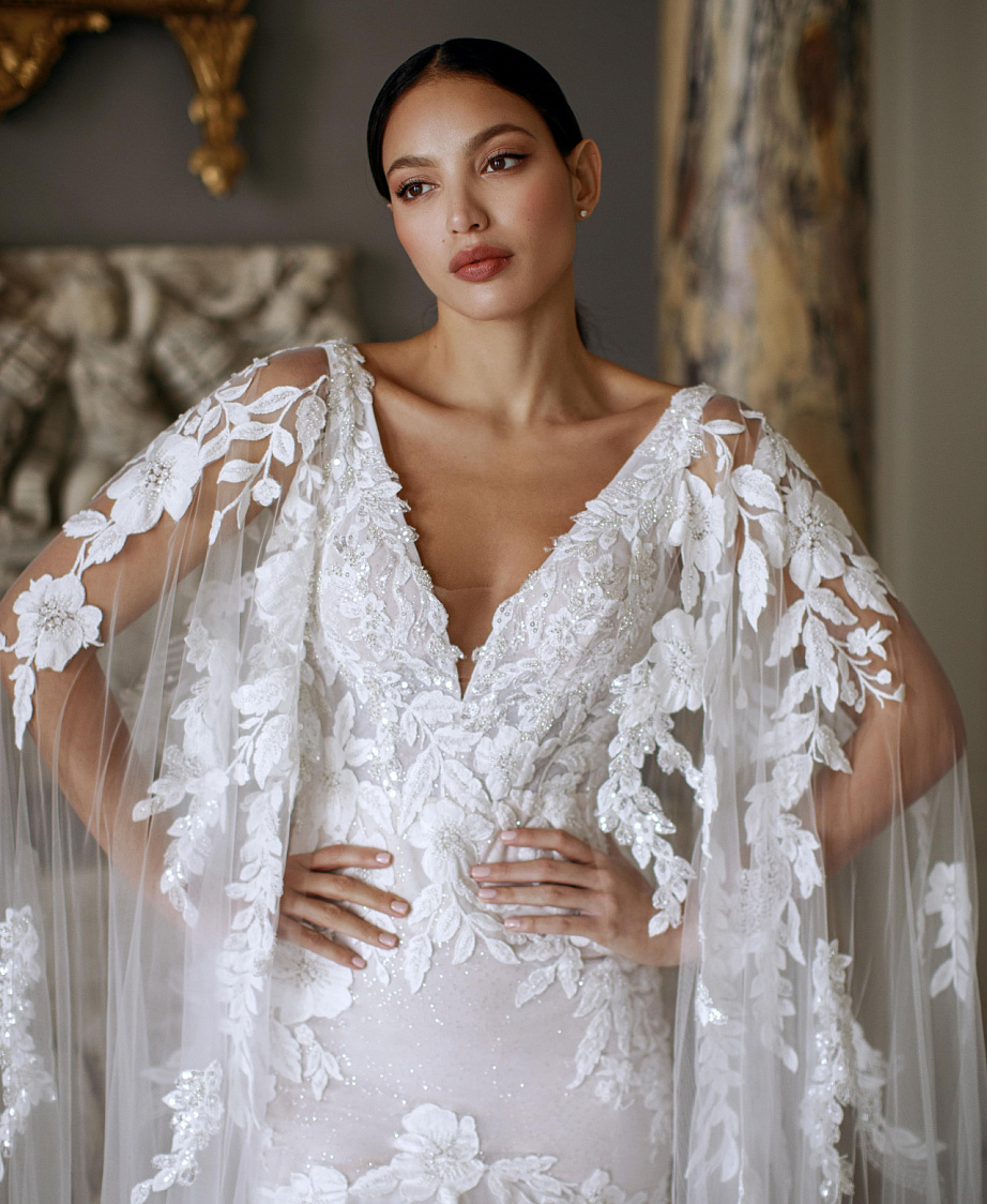 Кружевное свадебное платье со съемными крыльями фото