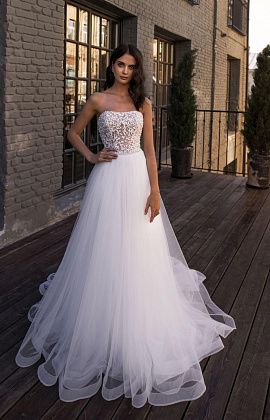 Свадебное платье с корсетом и открытыми плечами фото