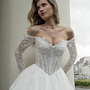 Кружевное свадебное платье с рукавами и открытыми плечами фото