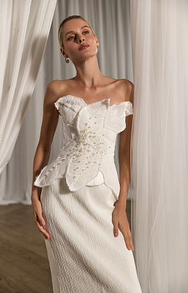 Модный свадебный комплект из ткани-гафре с декором из жемчуга фото