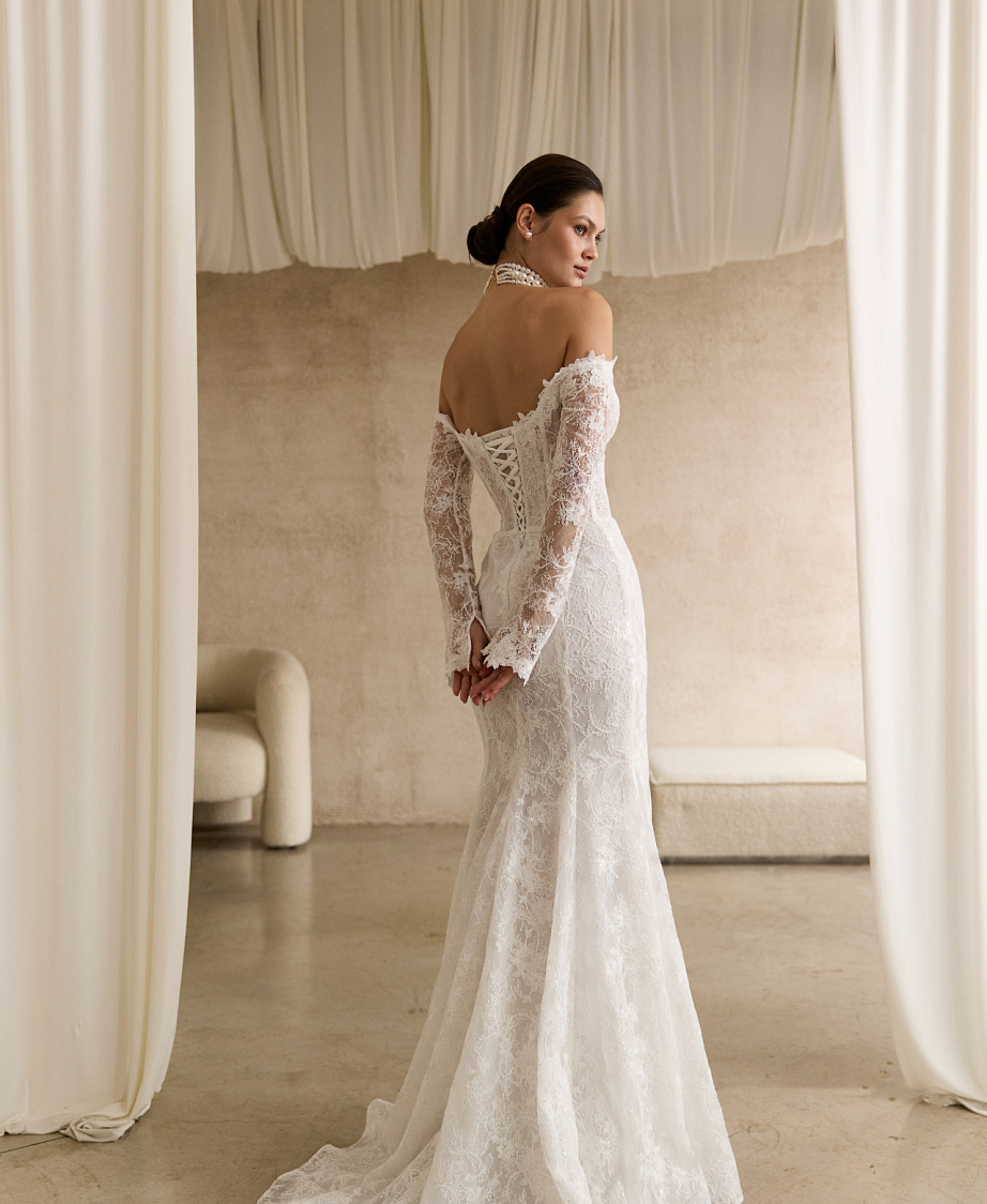 Кружевное свадебное платье с рукавами и съемным шлейфом фото
