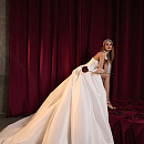 Эффектное свадебное платье из тафты с драпированным корсетом фото