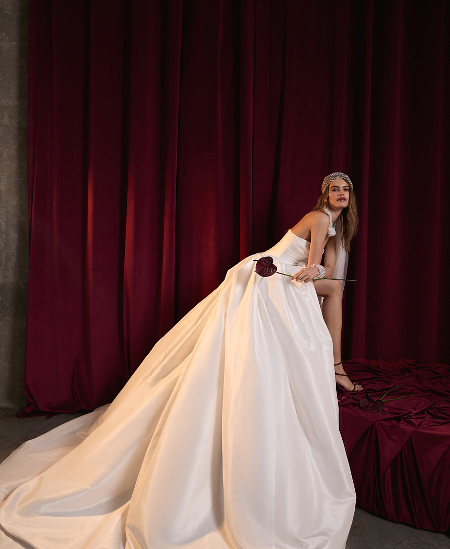 Эффектное свадебное платье из тафты с драпированным корсетом фото