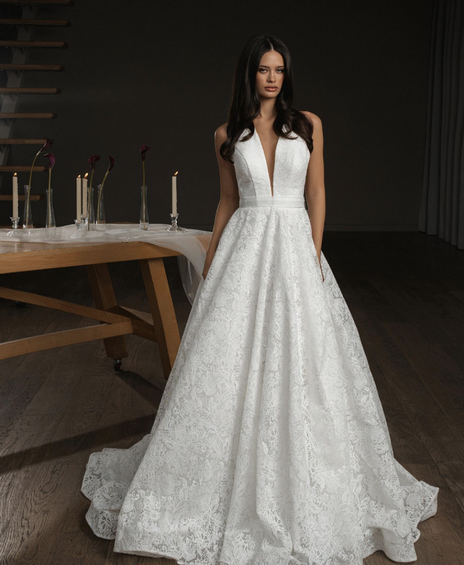 Свадебное платье А-силуэта из дизайнерского кружева с выраженной фактурой фото