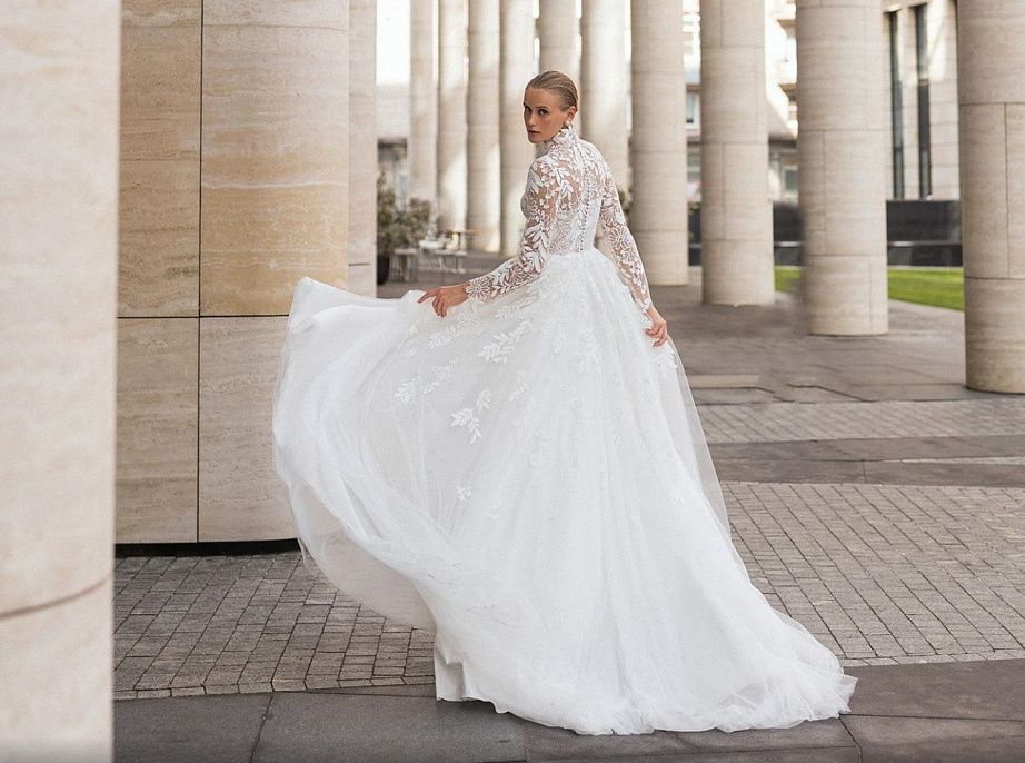 Свадебное платье с кружевным верхом и рукавами фото