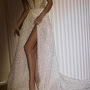 Роскошное свадебное платье с глубоким декольте фото