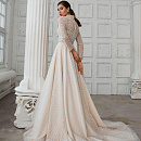 Закрытое блестящее свадебное платье с рукавами фото