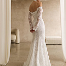 Кружевное свадебное платье с рукавами и открытым верхом фото