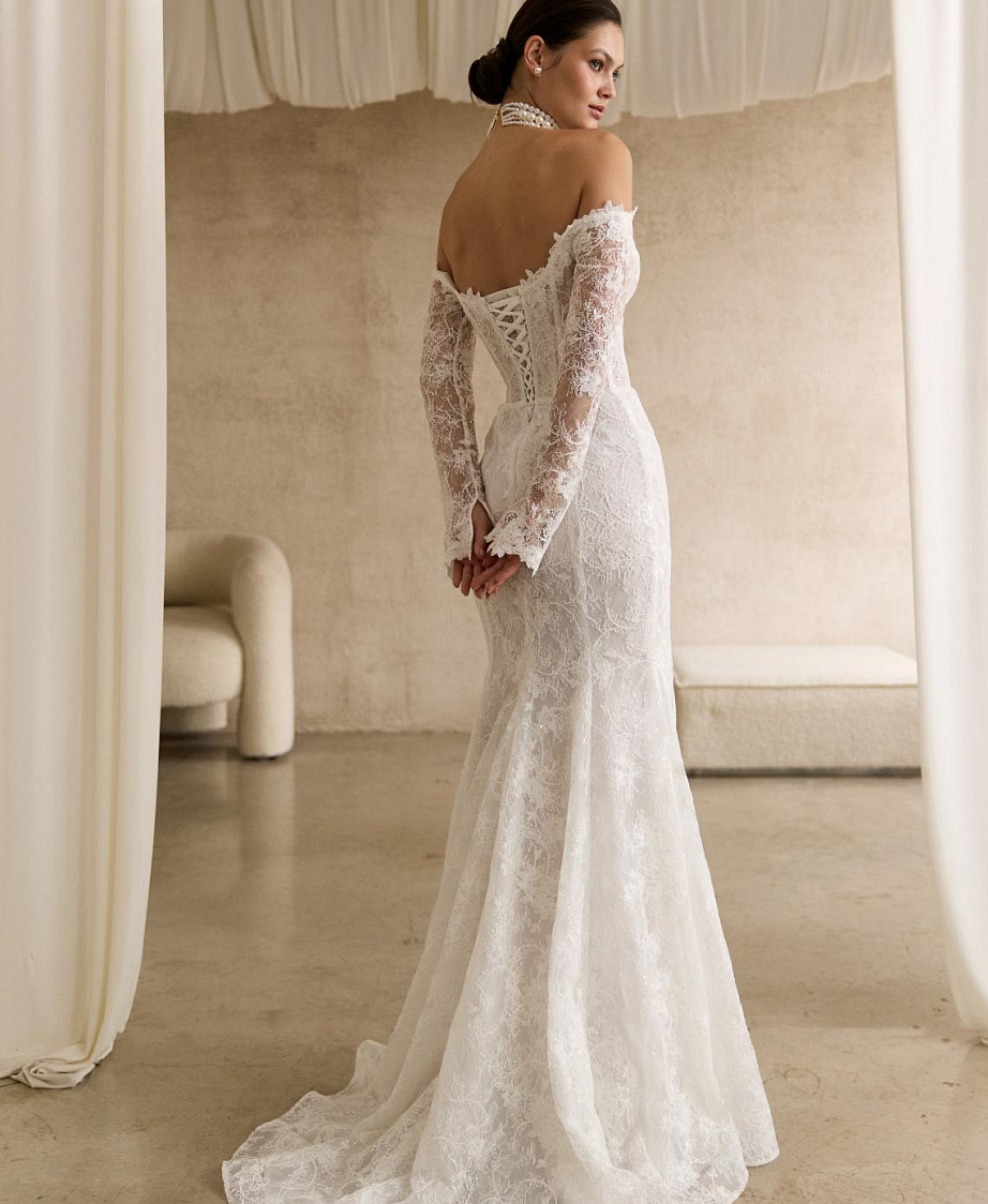 Кружевное свадебное платье с рукавами и открытым верхом фото