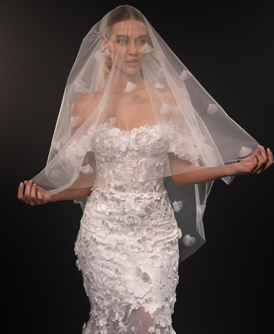 Роскошное свадебное платье с объемным кружевом фото