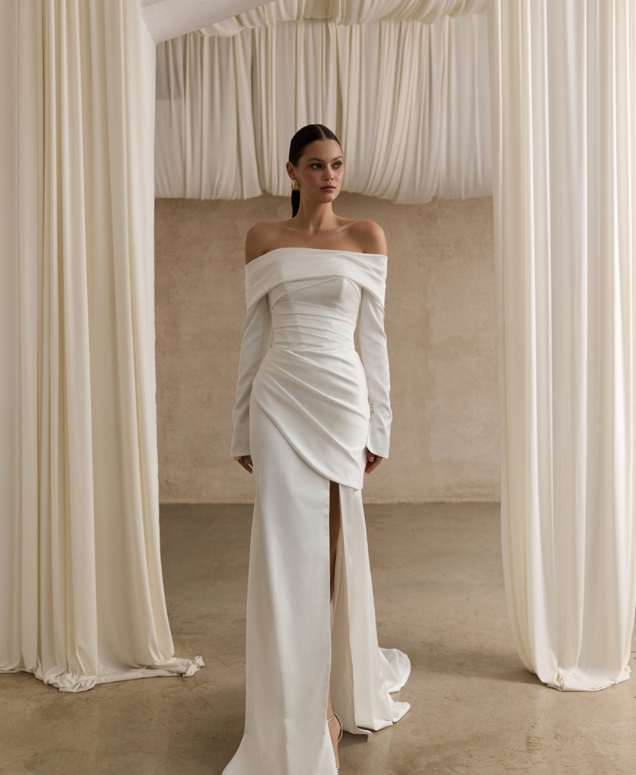 Атласное свадебное платье с рукавами и открытыми плечами фото