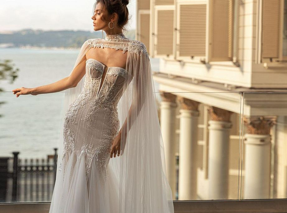 Блестящее свадебное платье с V-образным декольте фото