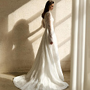 Свадебное платье А-силуэта с длинными рукавами и V-образным вырезом фото