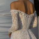 Кружевное свадебное платье с жемчугом фото