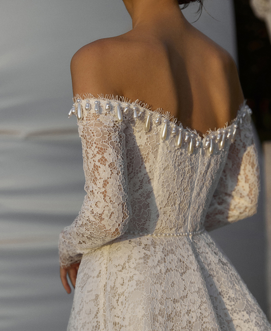 Кружевное свадебное платье с жемчугом фото