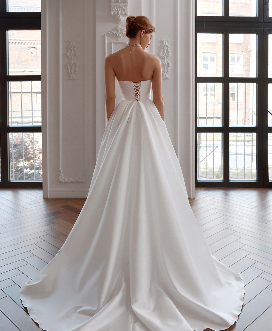 Атласное свадебное платье с диснеевским корсетом фото