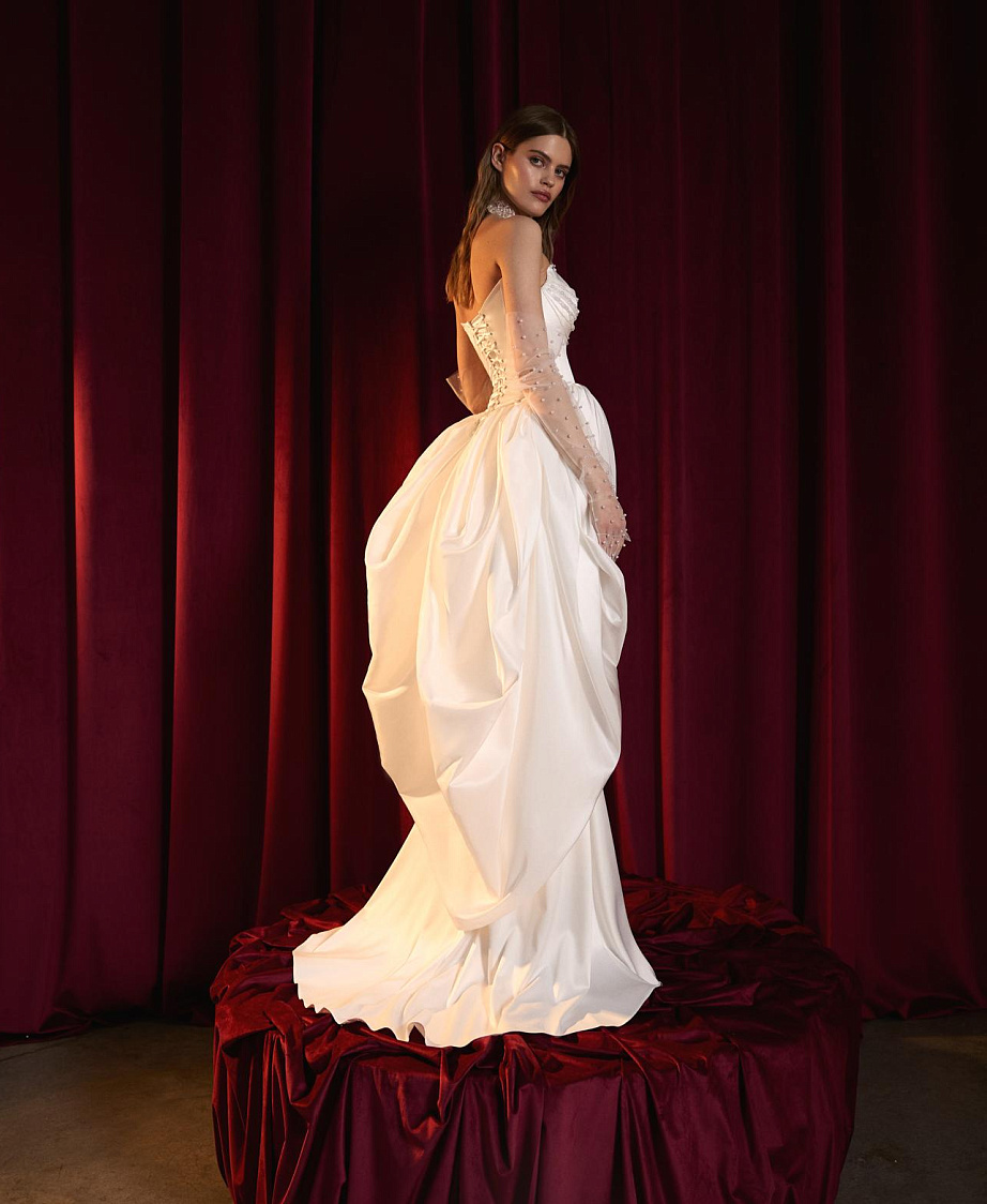 Комплект из атласа с жемчужным декором фото