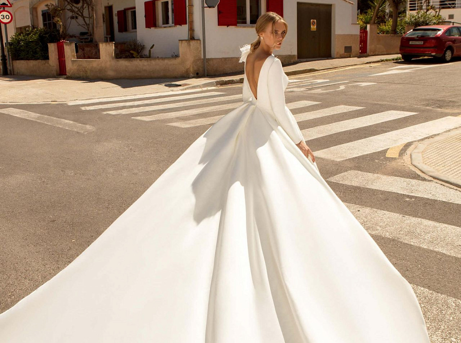 Лаконичное атласное свадебное платье с рукавами и открытой спиной фото