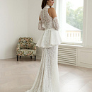 Кружевное закрытое свадебное платье с баской фото