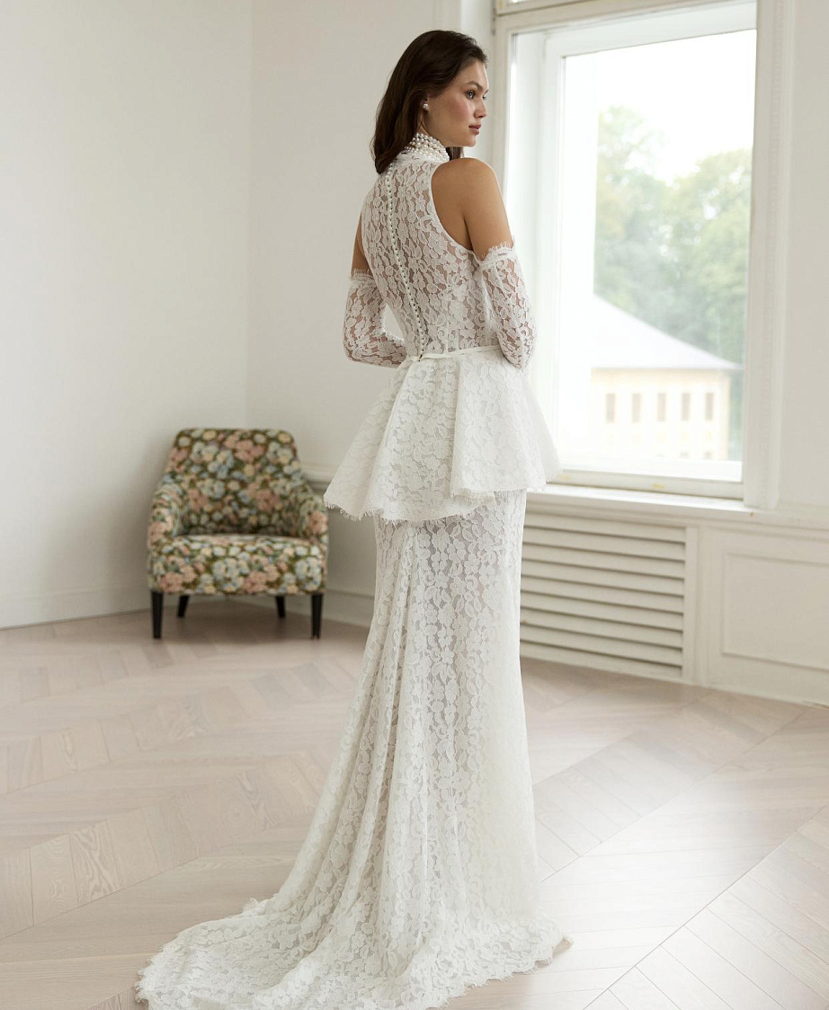Кружевное закрытое свадебное платье с баской фото