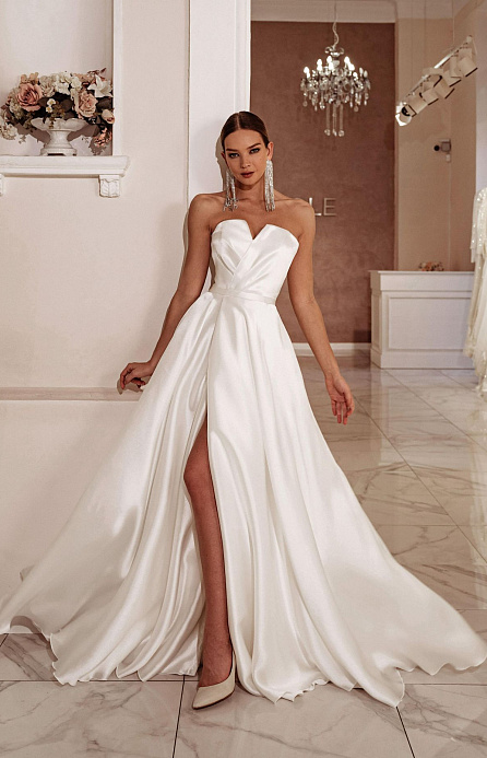 Атласное свадебное платье бюстье А-силуэта фото