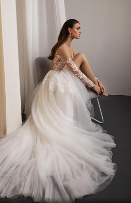 Свадебное платье с эффектным шлейфом фото