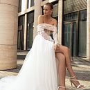 Нежное свадебное платье с вырезом лодочкой фото