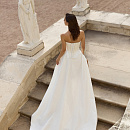 Стильное свадебное платье с длинным шлейфом фото