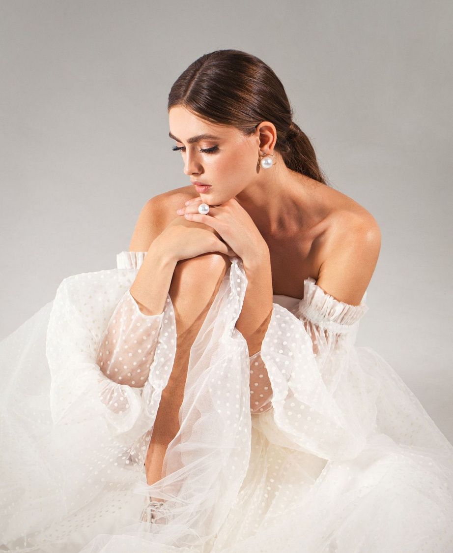 Свадебное платье cо съемными объемными рукавами в горошек фото