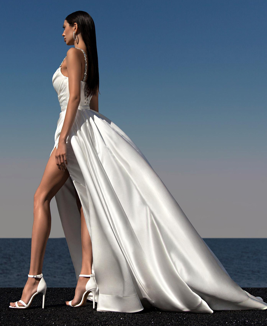 Атласное свадебное платье с высоким разрезом фото