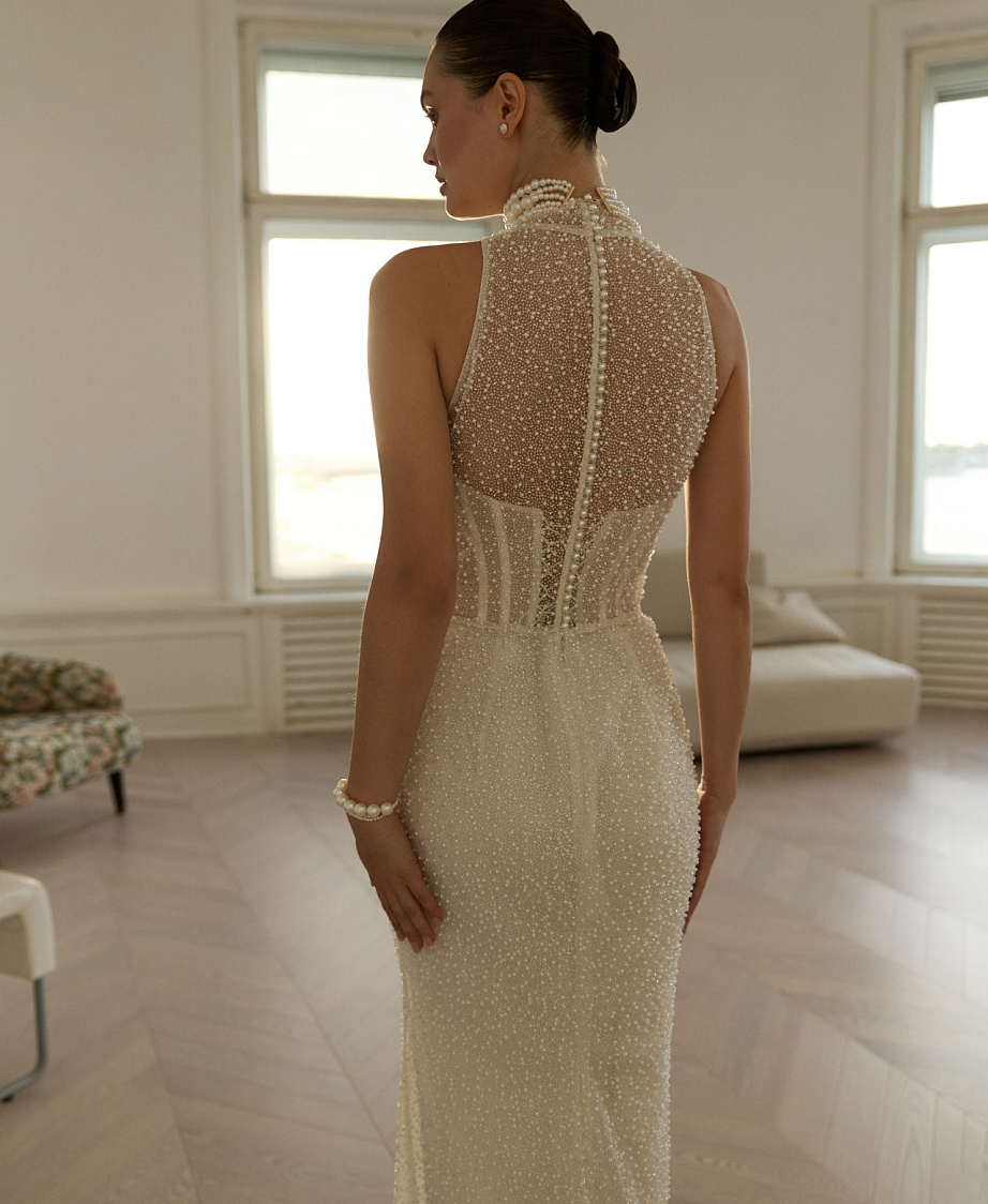 Облегающее свадебное платье полностью расшитое жемчугом фото