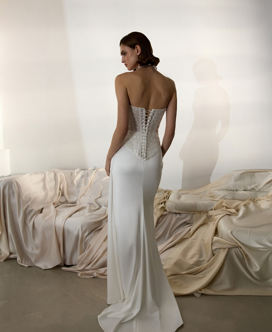 Свадебный комплект с расшитым пайетками корсет и атласной юбкой фото