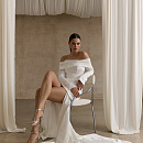 Атласное свадебное платье с рукавами и открытыми плечами фото