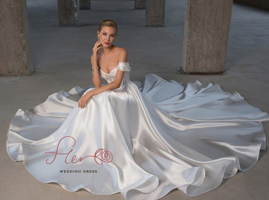 Атласное свадебное платье с цветочным декором по лифу фото