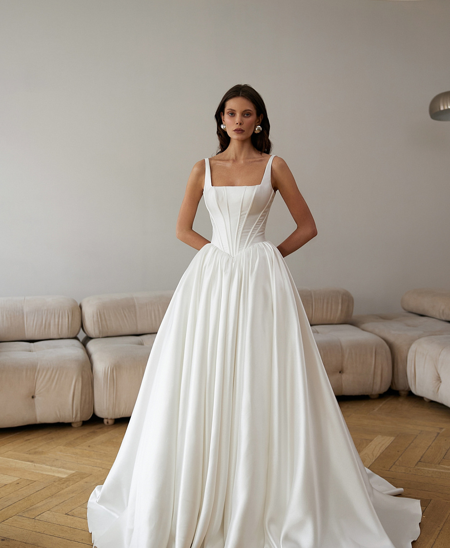 Пышное атласное свадебное платье в стиле принцесса фото