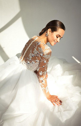 Свадебное платье с вышивкой и рукавами фото