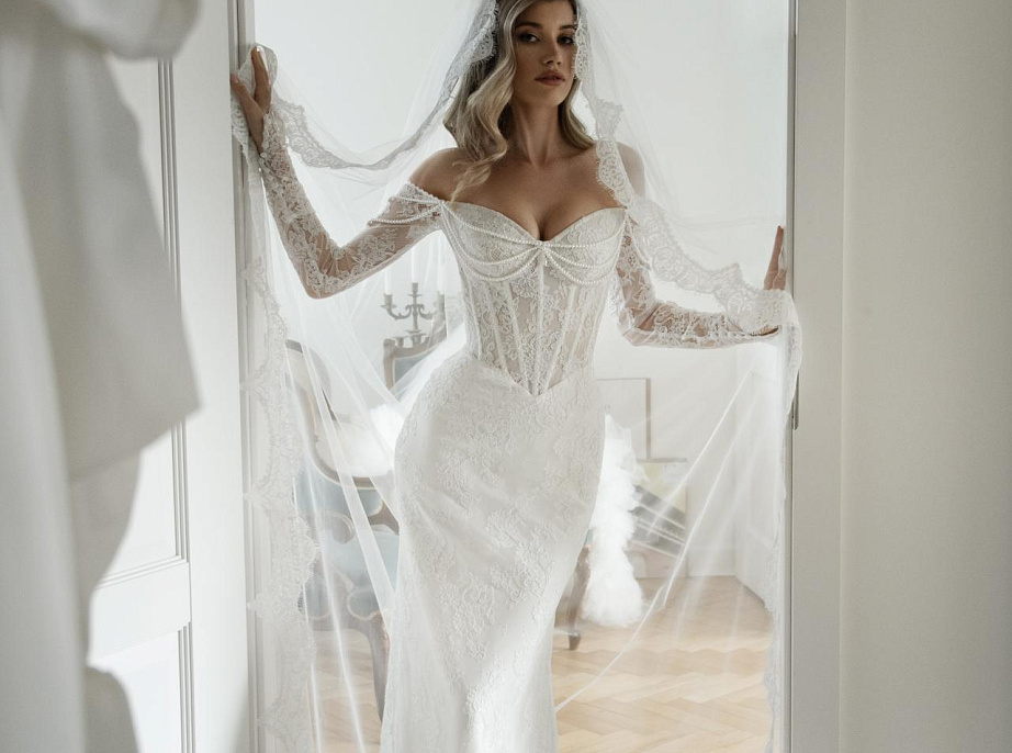 Кружевное свадебное платье рыбка с декором из бус фото