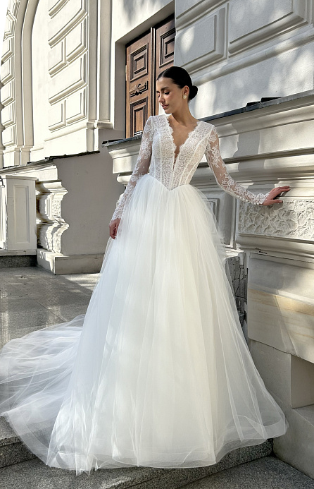 Свадебное платье с кружевными рукавами и V-вырезом фото