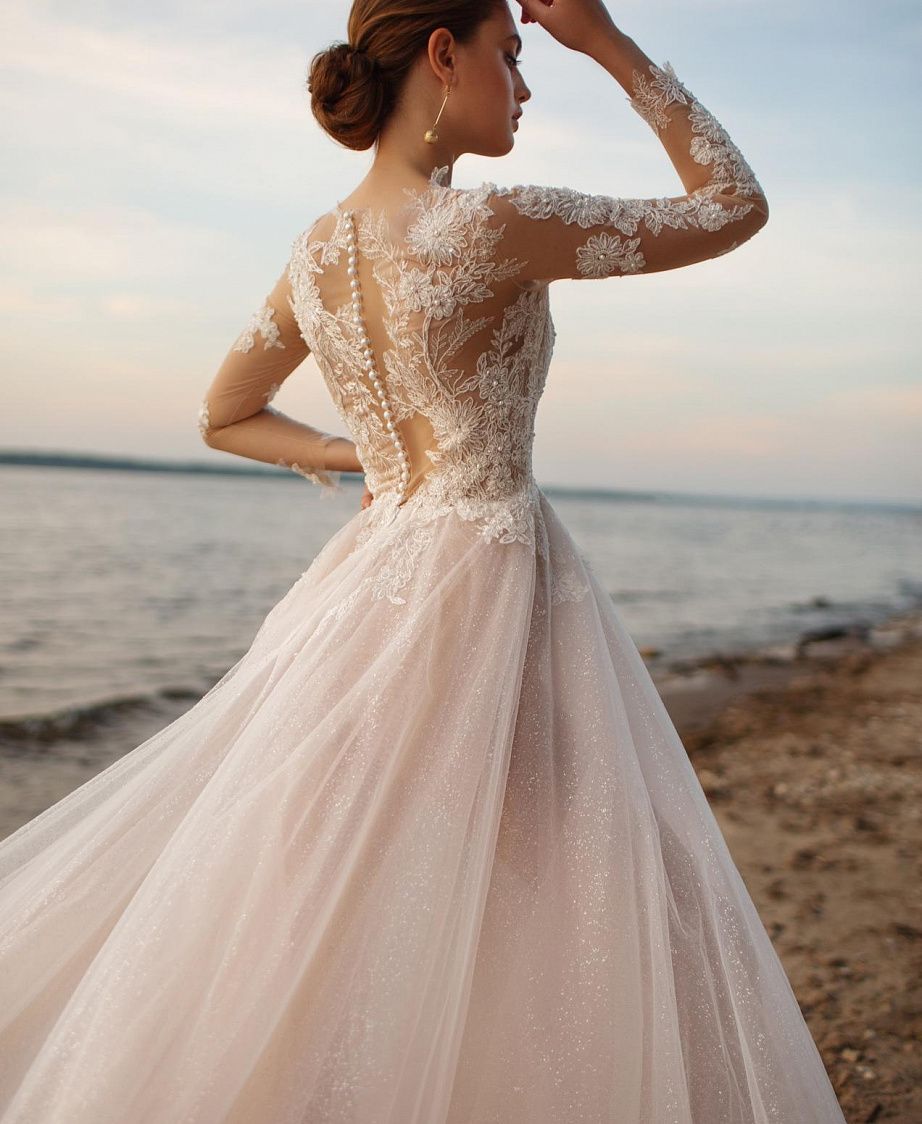 Легкое свадебное платье с прозрачными  рукавами фото