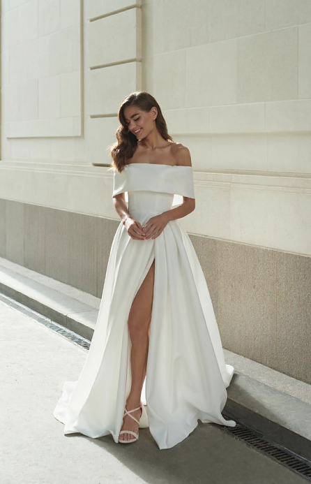 Стильное свадебное платье с открытыми плечами и эффектным разрезом но ноге фото
