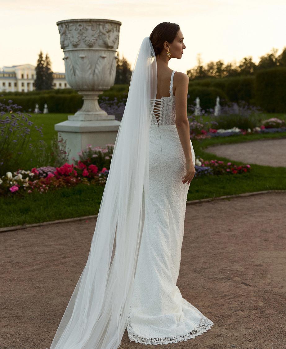 Кружевное платье с квадратным вырезом на бретелях фото