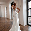 Свадебное платье русалка с атласной юбкой и блестящим верхом фото