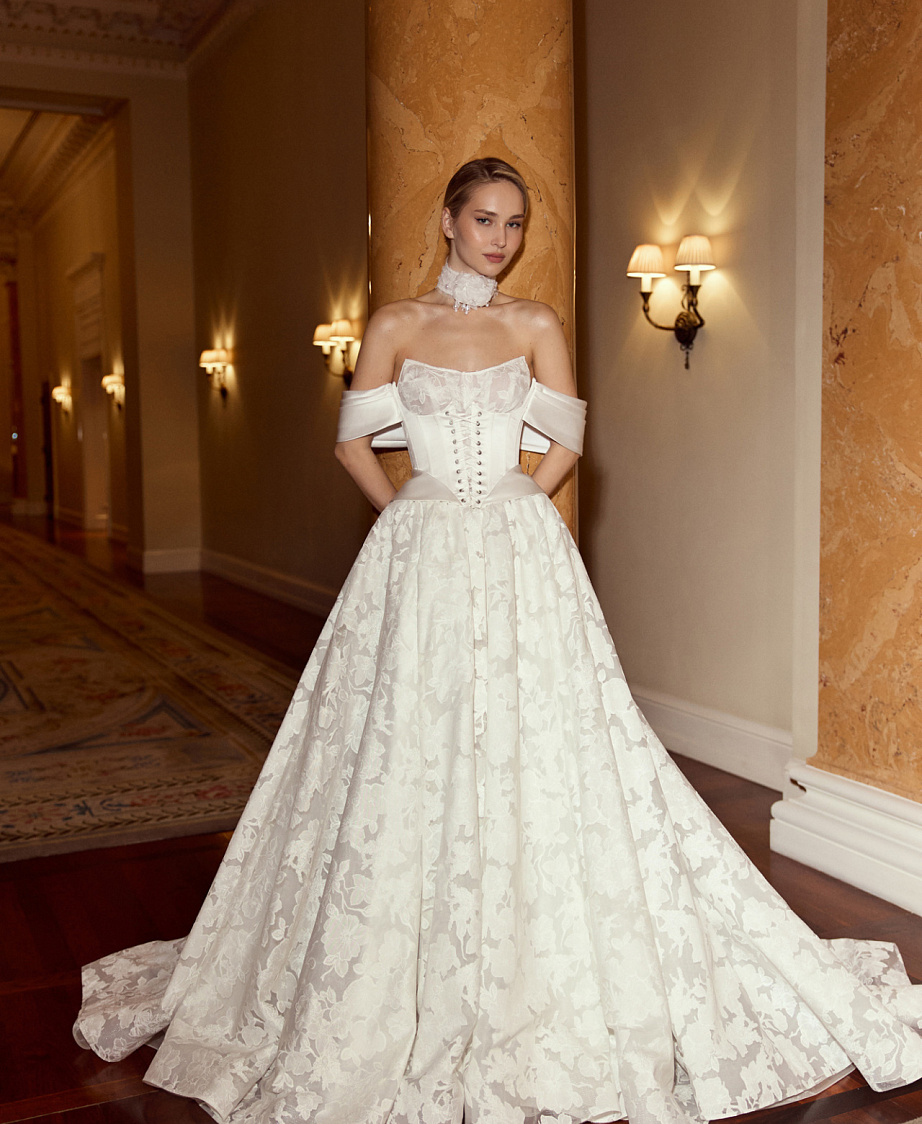 Роскошное свадебное платье из авторского кружева с атласным корсетом фото