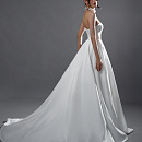 Лаконичное свадебное платье с открытыми плечами фото