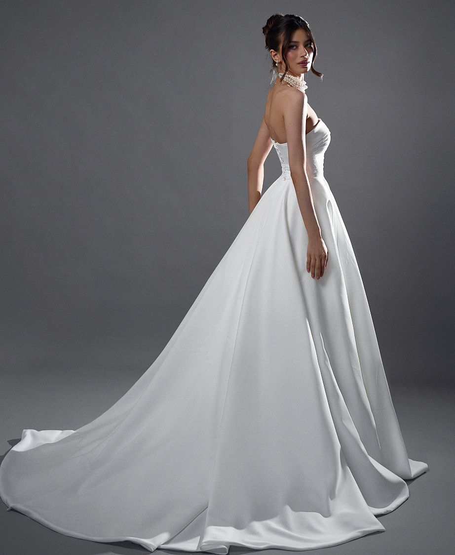 Лаконичное свадебное платье с открытыми плечами фото