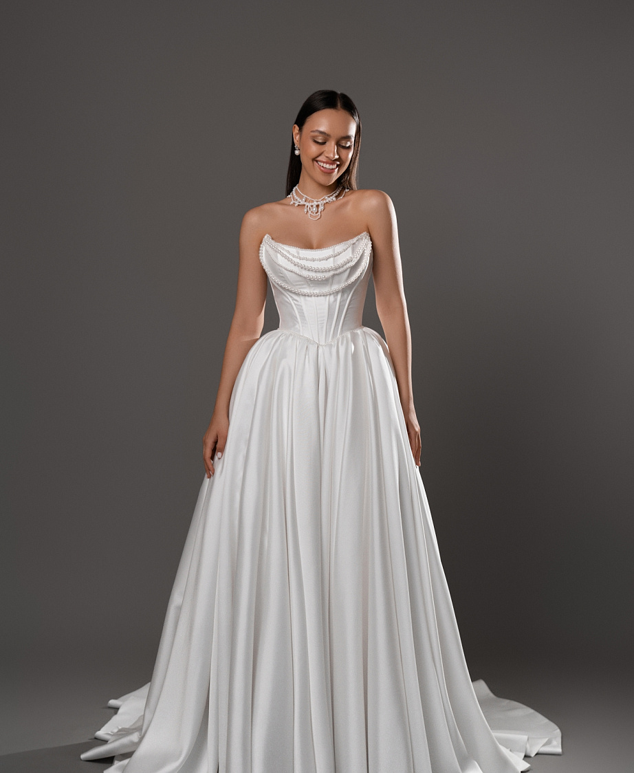 Атласное свадебное платье с корсетом в стиле принцесса фото