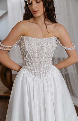 Свадебное платье с атласной юбкой и роскошным корсетом фото