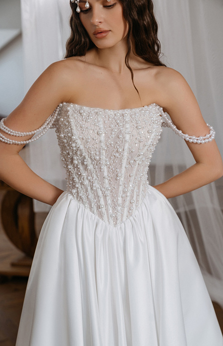 Свадебное платье с атласной юбкой и роскошным корсетом фото